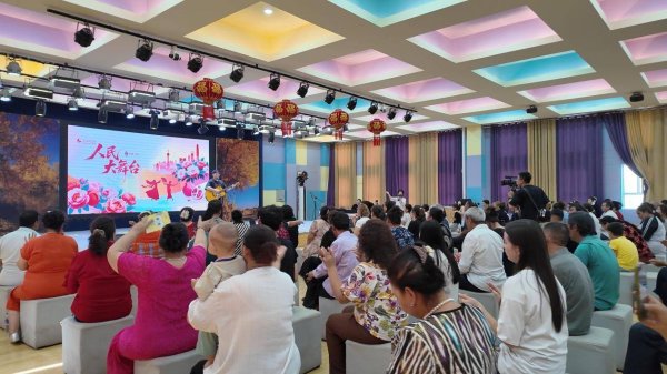 在线配资交易·加杠网 巴楚夜·沪疆情：舞台之上，心跳同频