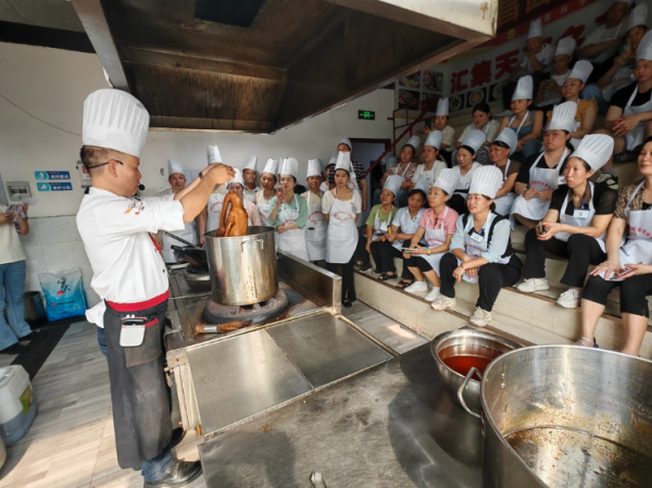 股票配资网站大全 重庆荣昌: 一只白鹅“烹”出就业创业新天地